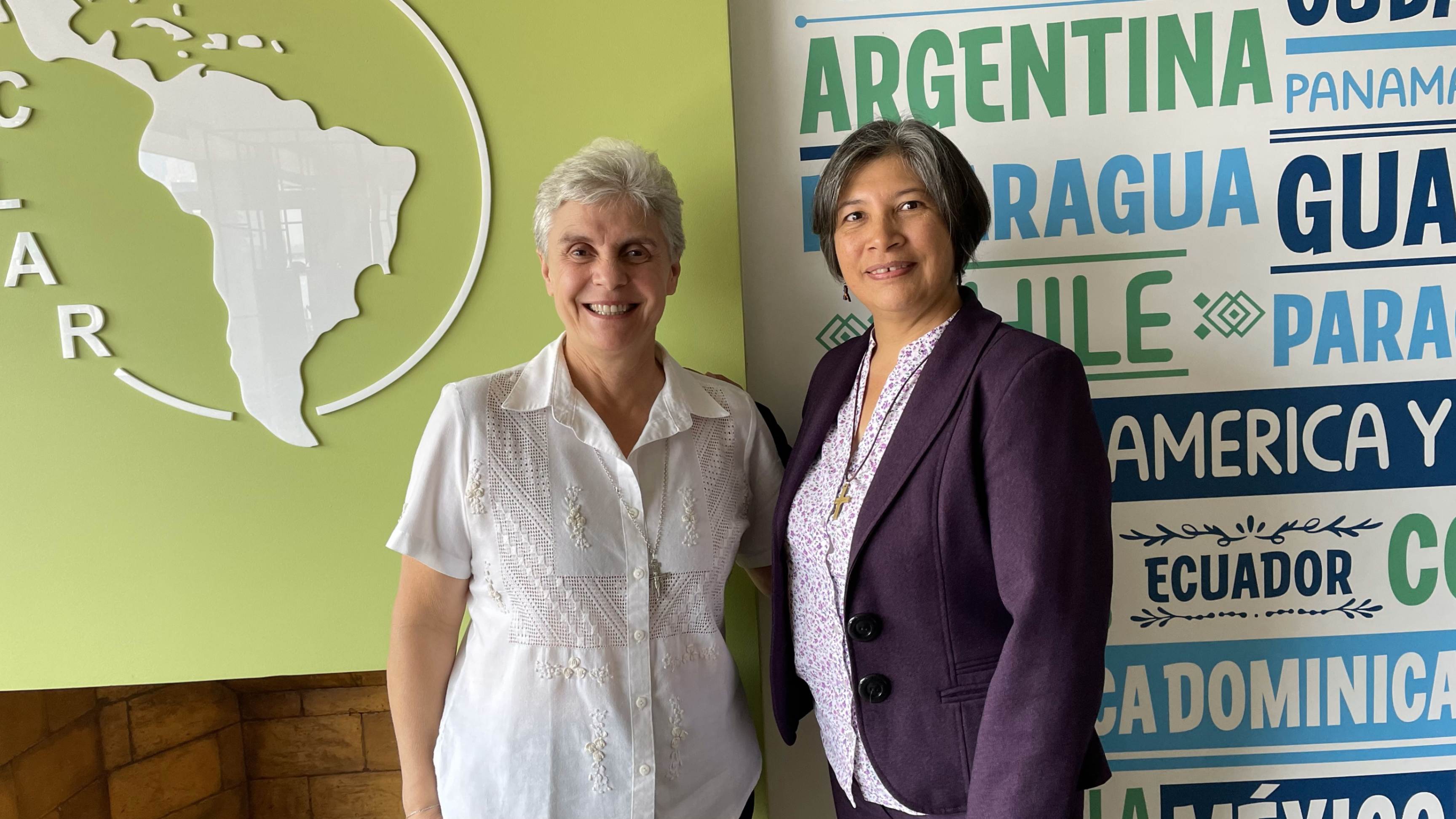 La hermana Daniela Cannavina, a la izquierda, secretaria general de la CLAR, junto con la hermana Mónica Benavides, responsable de proyectos. "Hace falta visibilizar" a las mujeres en todos los espacios eclesiales , asevera la Hna. Daniela Cannavina, a la izquierda, secretaria general de la CLAR, en la imagen junto con la Hna. Mónica Benavides, responsable de proyectos. (Foto: Ángel Morillo)