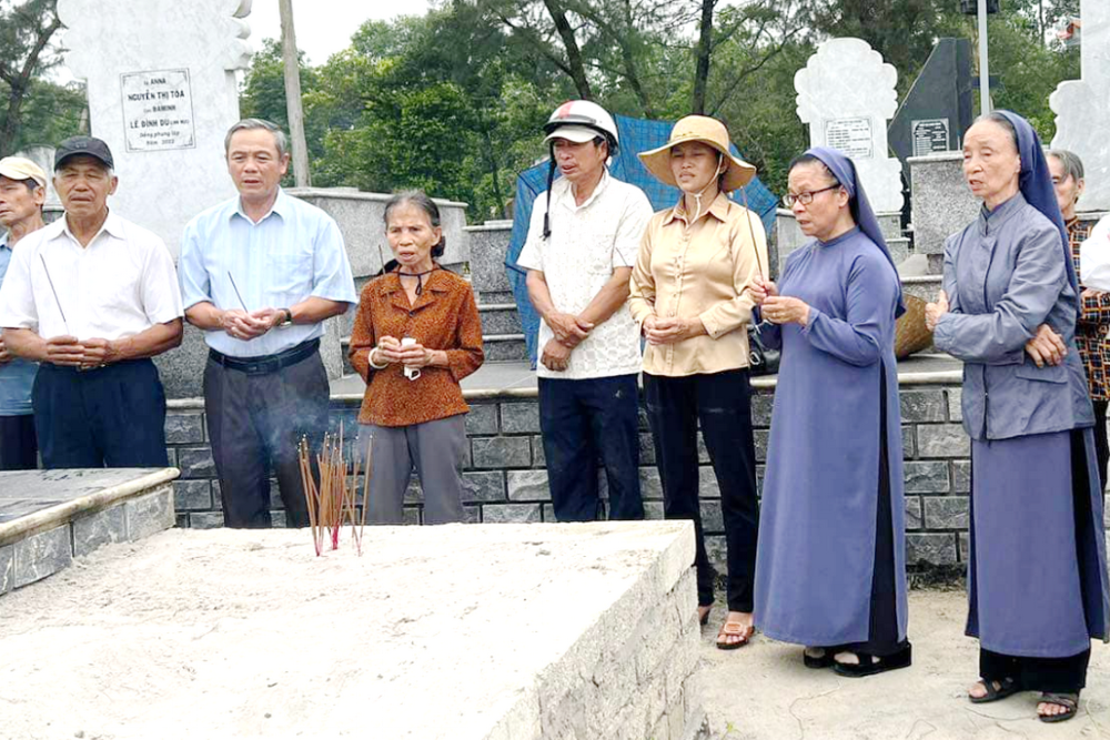 Group offers incense as they pray before an unattended grave. Group offers incense as they pray before an unattended grave.