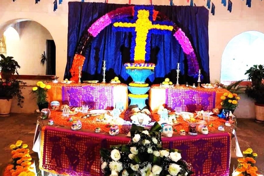 Altar Día de Muertos Altar de Día de Muertos en la iglesia de San Aparicio, en el convento de Puebla. El altar, colocado por los feligreses, fue fotografiado por un sacerdote misionero el 2 de noviembre. (Foto: Blanca Alicia Sánchez)