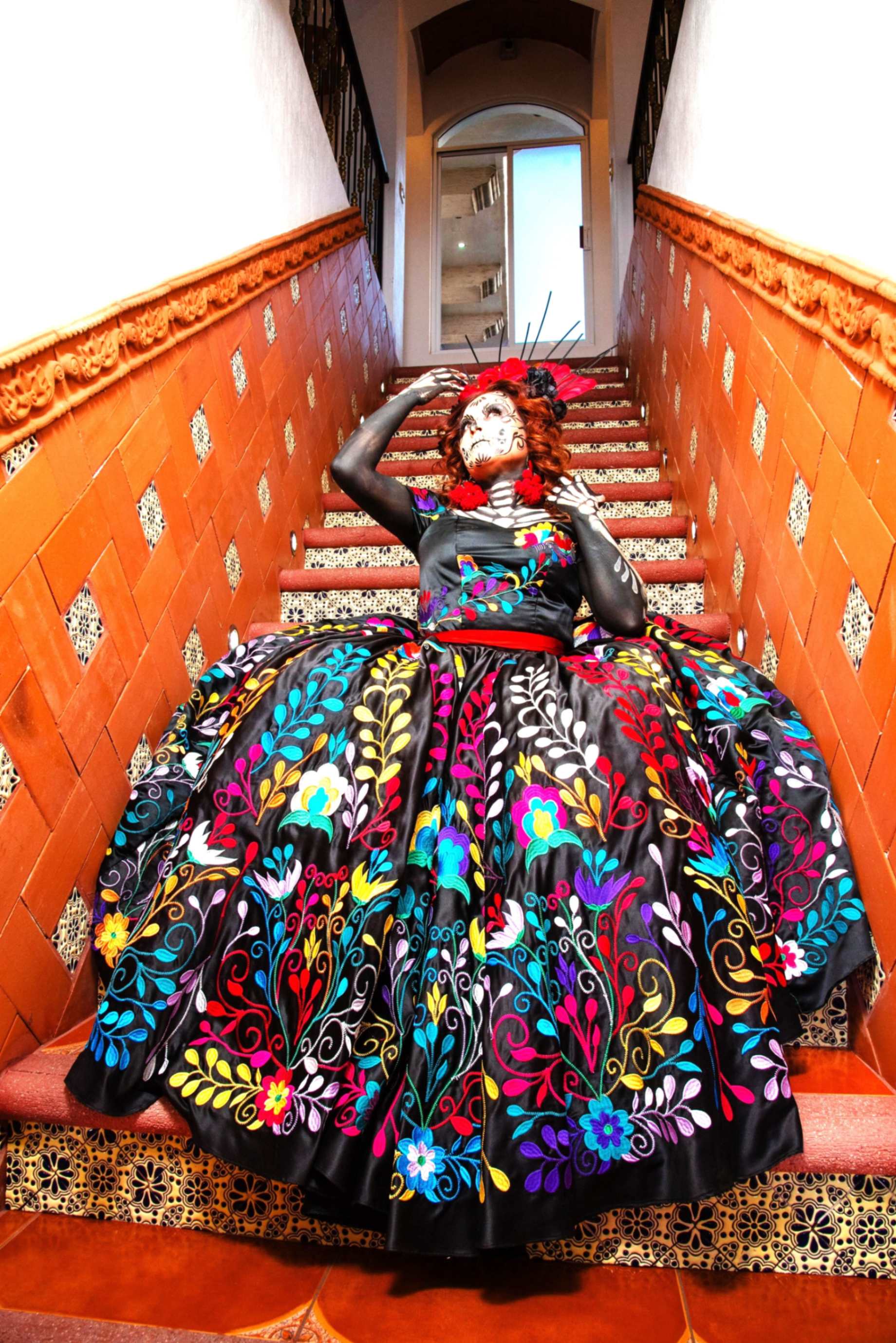 Catrina Figura emblemática del Día de Muertos: la Catrina, símbolo de una persona pobre que intenta aparentar ser rica de forma cómica. Esta representación es una tradición en estas fechas y adorna las calles. (Foto: cortesía Nash)