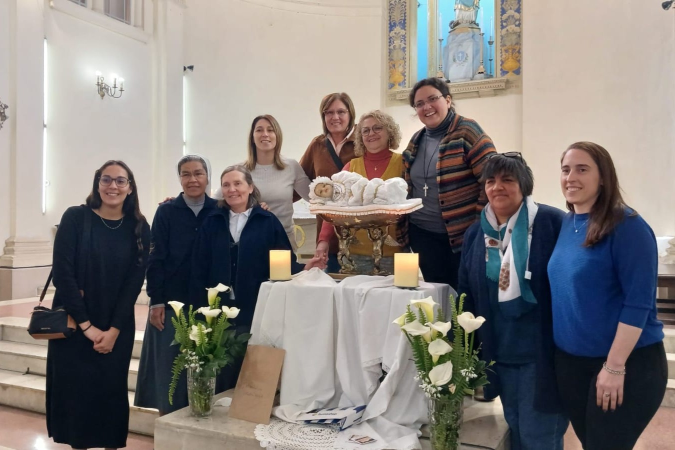 Hermanas y laicas celebran el día de la Virgen Niña el 8 de septiembre de 2024, compartiendo una misma espiritualidad. (Foto: cortesía Fraternidad Espiritual de la Familia de la Virgen Niña, Montevideo, Uruguay)