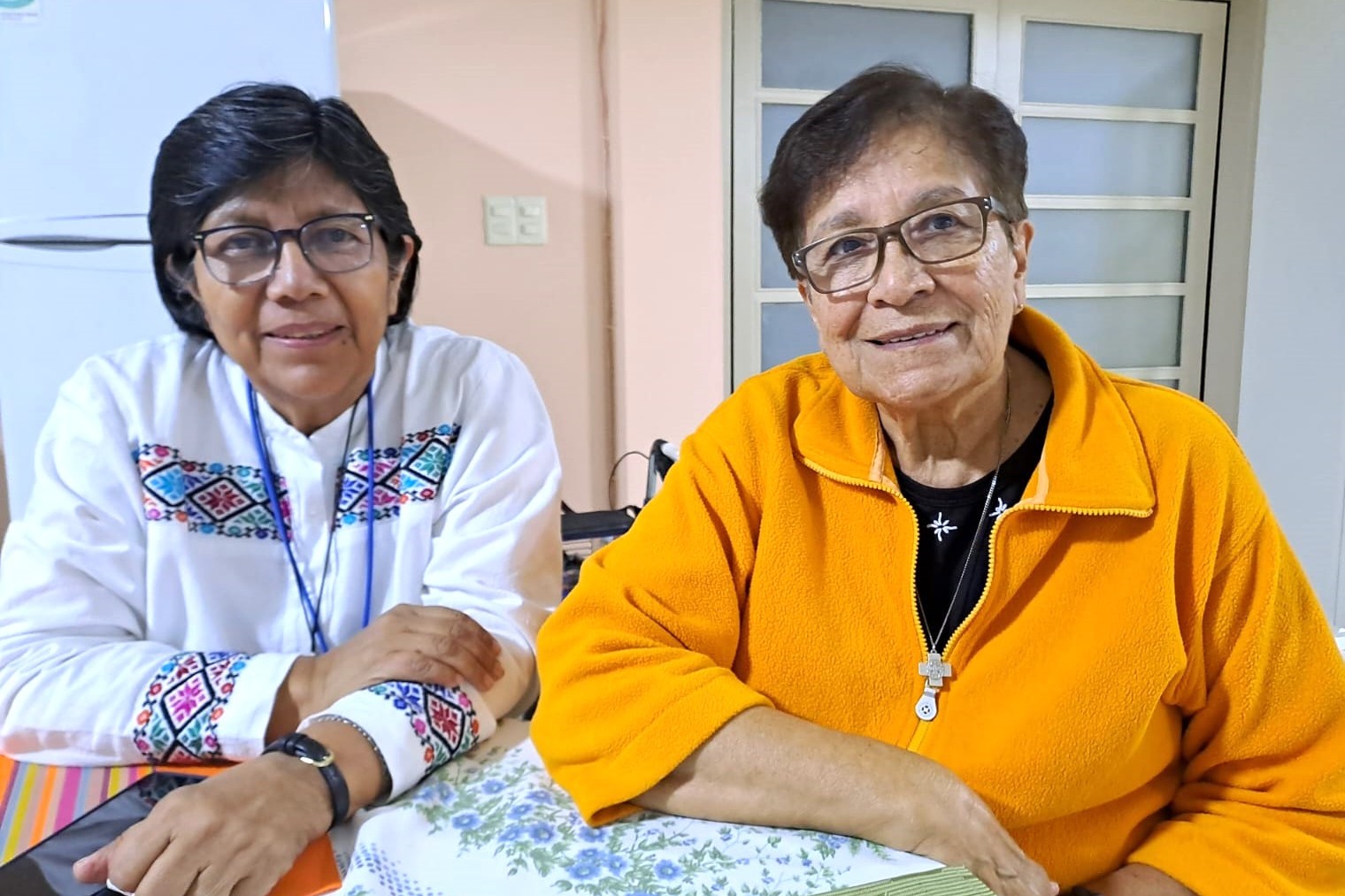 Hnas. María Cardoza (izquierda) y María Luisa Gamboa María Cardoza (izquierda) y María Luisa Gamboa. La misión de las religiosas se extiende también al Centro de Readaptación Social de Ixmiquilpan, donde tejen lazos de solidaridad y esperanza con mujeres en prisión. (Foto: cortesía hermanas CCVI)