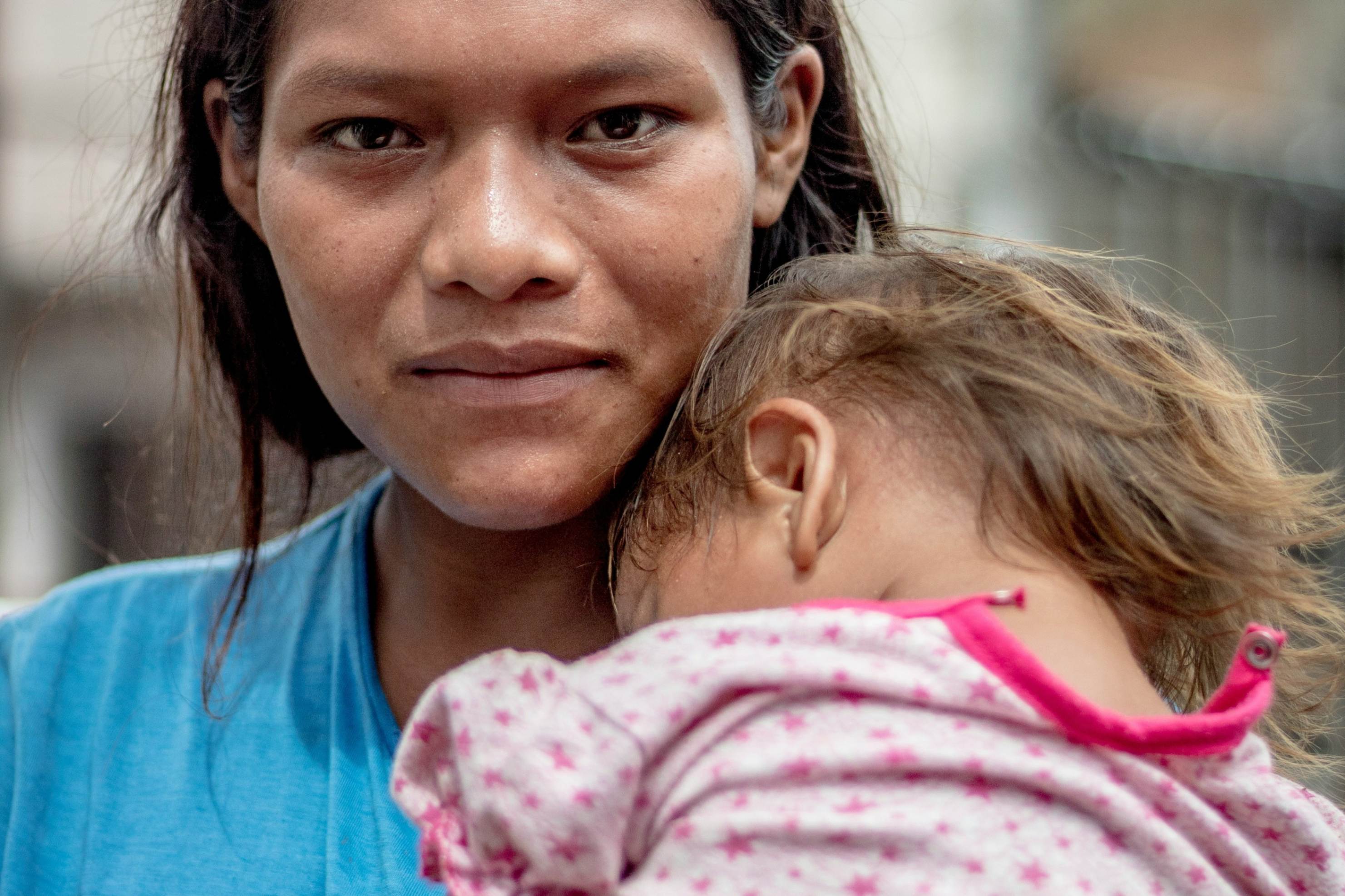 Mujer guaraní sostiene a su hijo en una calle de Paraguay. Mujer guaraní sostiene a su hijo en una calle de Paraguay. (Foto: Unsplash)