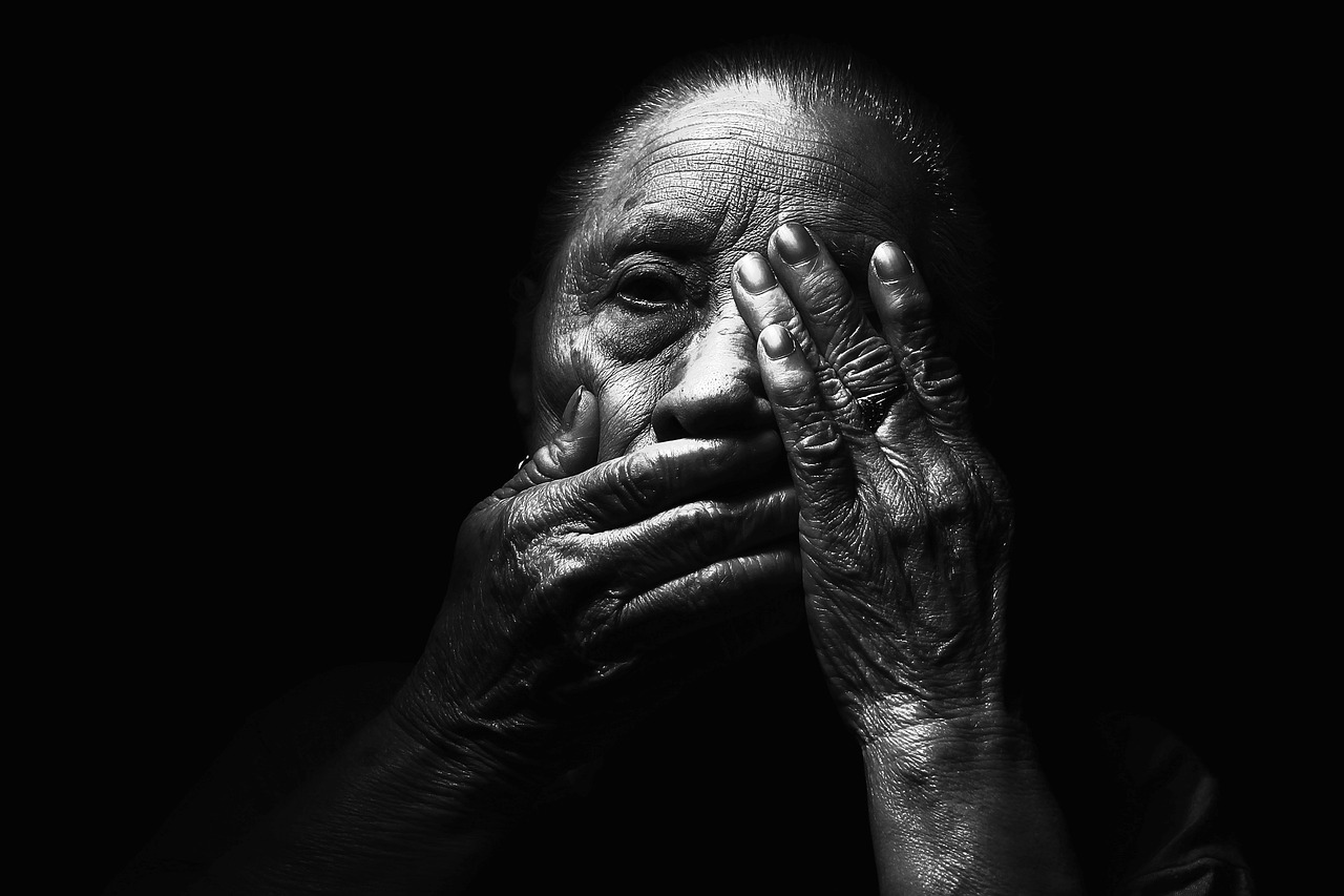 Mujer con boca y un ojo tapado con sus manos, en claroscuro Cuatro hermanas católicas, panelistas de La Vida de enero, respondieron a la pregunta: ¿Qué hace su comunidad para enfrentar el problema de la trata y la explotación, especialmente de mujeres y niños vulnerables? (Foto: Pixabay)