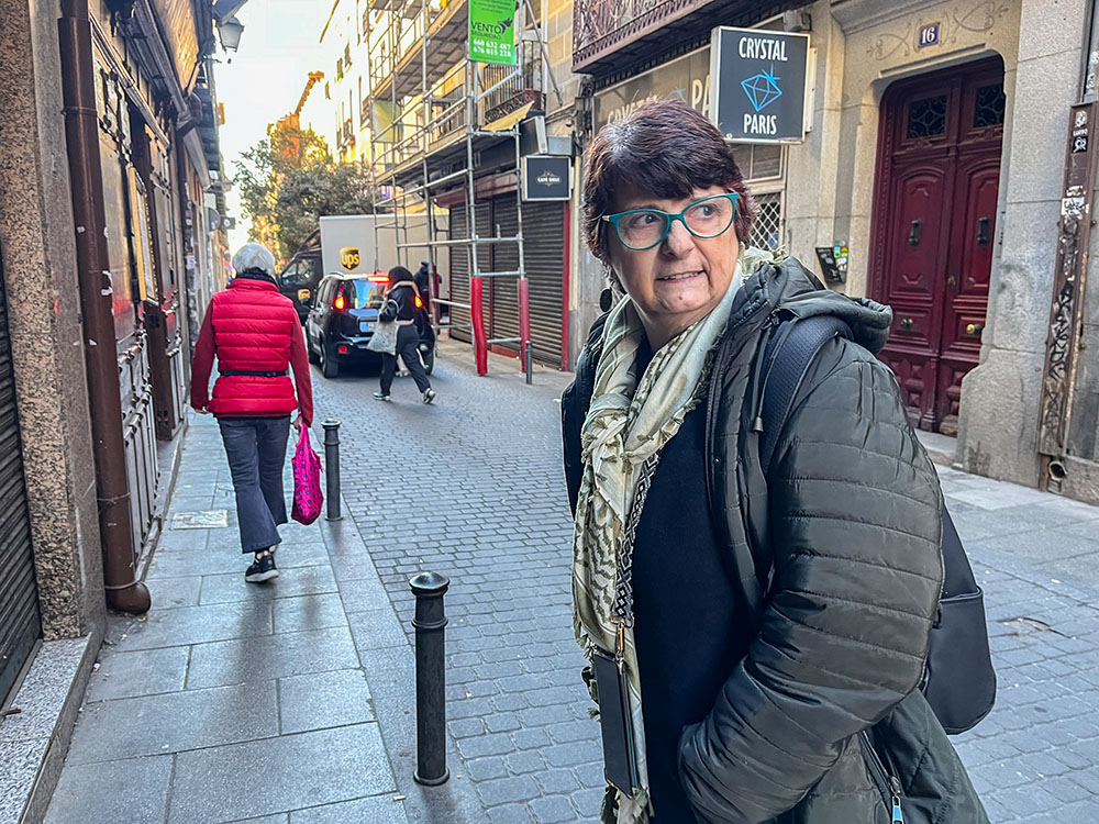 Hna. Pepa Torres en Lavapiés, Madrid La Hna. Pepa Torres, miembro de las Hermanas Apostólicas del Corazón de Jesús, camina en el histórico barrio de Lavapiés en Madrid, España. "Este barrio es un mundo donde caben muchos mundos", dijo la religiosa. (Foto: Luis Donaldo González)