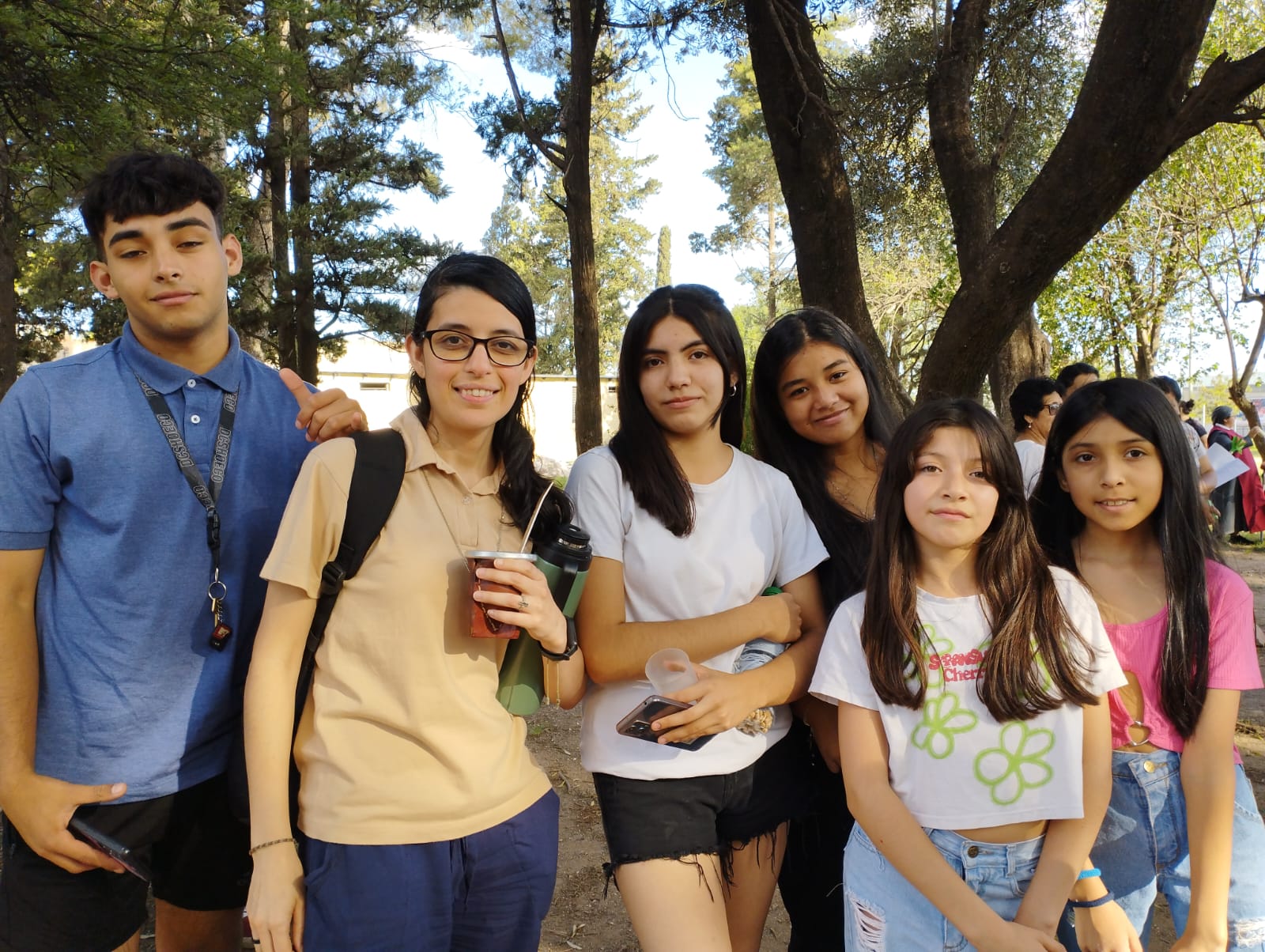Hna. Maite Fernández —segunda por la izquierda— con jóvenes del grupo Irũ en las adyacencias de la capilla de Lourdes en Argüello, Lourdes, Córdoba, Argentina. Maite Fernández —segunda por la izquierda— con jóvenes del grupo Irũ en las adyacencias de la capilla de Lourdes en Argüello, Lourdes, Córdoba, Argentina. (Foto: cortesía Maite Fernández)