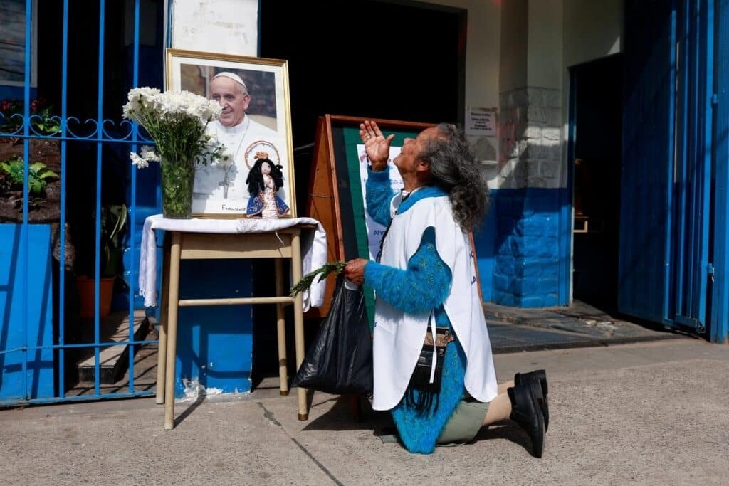 Gregoria Cáceres reza junto a una imagen del papa Francisco colocada afuera de la capilla de la Virgen de Caacupé en Buenos Aires, Argentina Gregoria Cáceres reza junto a una imagen del papa Francisco colocada afuera de la capilla de la Virgen de Caacupé en Buenos Aires, Argentina, el 21 de abril de 2025, tras el anuncio de la muerte del papa Francisco por parte del Vaticano. (Foto: OSV News/Matias Baglietto, Reuters)