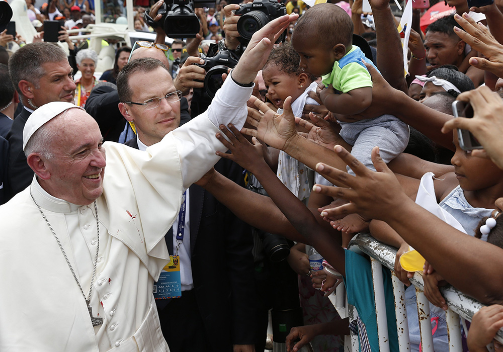 El papa Francisco saluda a las personas cerca del albergue para personas sin hogar Talitha Qum, en Cartagena (Colombia), el 10 de septiembre de 2017. El papa Francisco, anteriormente cardenal argentino Jorge Mario Bergoglio, falleció el 21 de abril de 2025, a los 88 años. (Foto: CNS/Paul Haring)