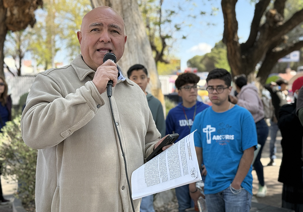 Fr. Claudio Murrieta Ortiz, priest from Lord of Mercy Church (El Señor de la Misercordia) in Nogales, Mexico, explains to participants April 5 the symbolic and religious importance of a Via Crucis. (Anita Snow)