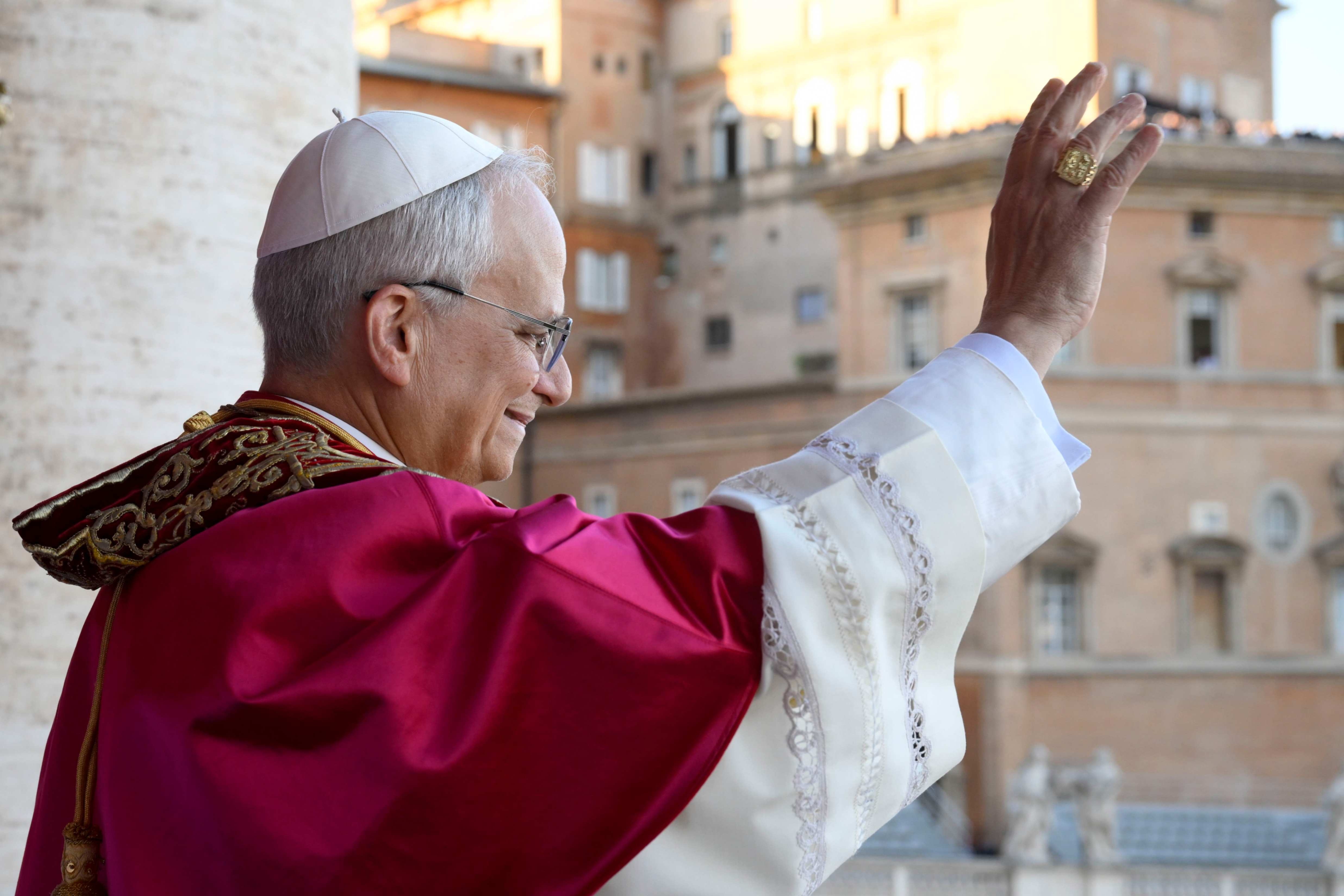 El papa León XIV, el excardenal Robert F. Prevost, saluda a la multitud en la Plaza de San Pedro en el Vaticano tras su elección como pontífice el 8 de mayo de 2025. El nuevo papa nació en Chicago, Estados Unidos. (Foto: CNS/Vatican Media)