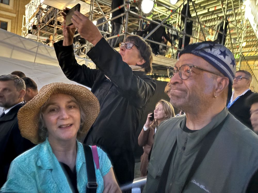 Laureen and Gary Toney of Annapolis, Maryland, had a long-planned trip to Rome during Eastertide that coincided with the conclave. They decided to come to St Peter’s Square to wait for news on whether the cardinals had elected a new pope. (NCR photo/James V. Grimaldi Laureen and Gary Toney of Annapolis, Maryland, had a long-planned trip to Rome during Eastertide that coincided with the conclave. They decided to come to St Peter’s Square to wait for news on whether the cardinals had elected a new pope. (NCR photo/James V. Grimaldi
