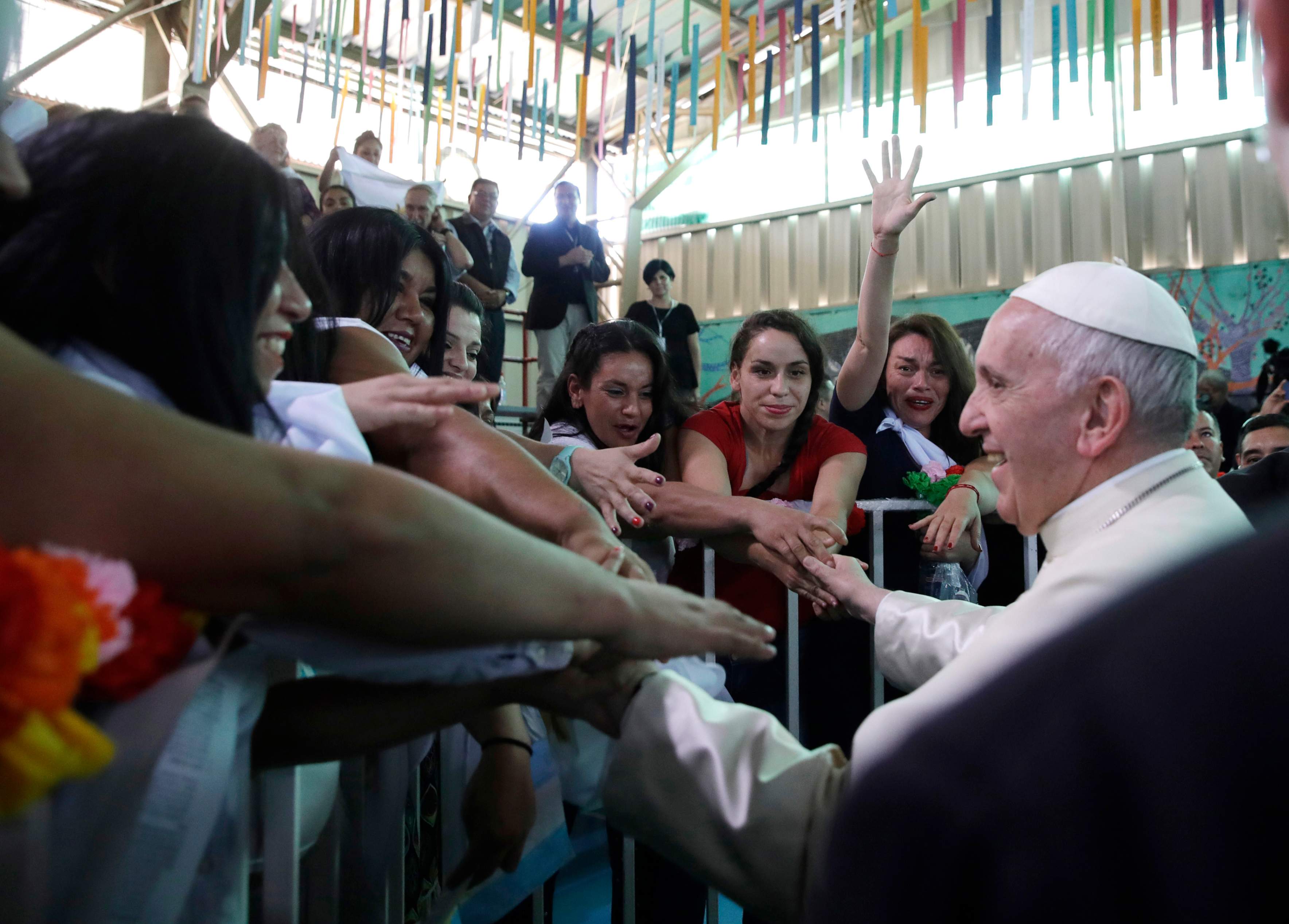 El papa Francisco saluda a reclusas en la cárcel de mujeres de San Joaquín, en Santiago de Chile, el martes 16 de enero de 2018 El papa Francisco saluda a reclusas en la cárcel de mujeres de San Joaquín, en Santiago de Chile, el martes 16 de enero de 2018. (Foto: AP/Alessandra Tarantino)