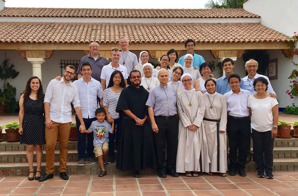 Robert Prevost Martínez en Perú En esta imagen sin fecha en Perú, el cardenal Robert Prevost pasa tiempo con hermanas y colaboradores. (Foto: cortesía de sor Carmen Toledano)