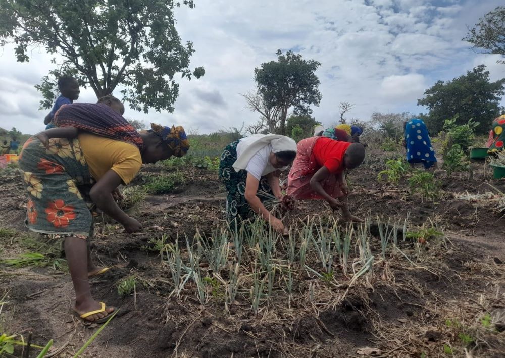 Augustinian Sr. Ediltrudis Clemente Chinchay works with female farmers in Nampula, Mozambique.