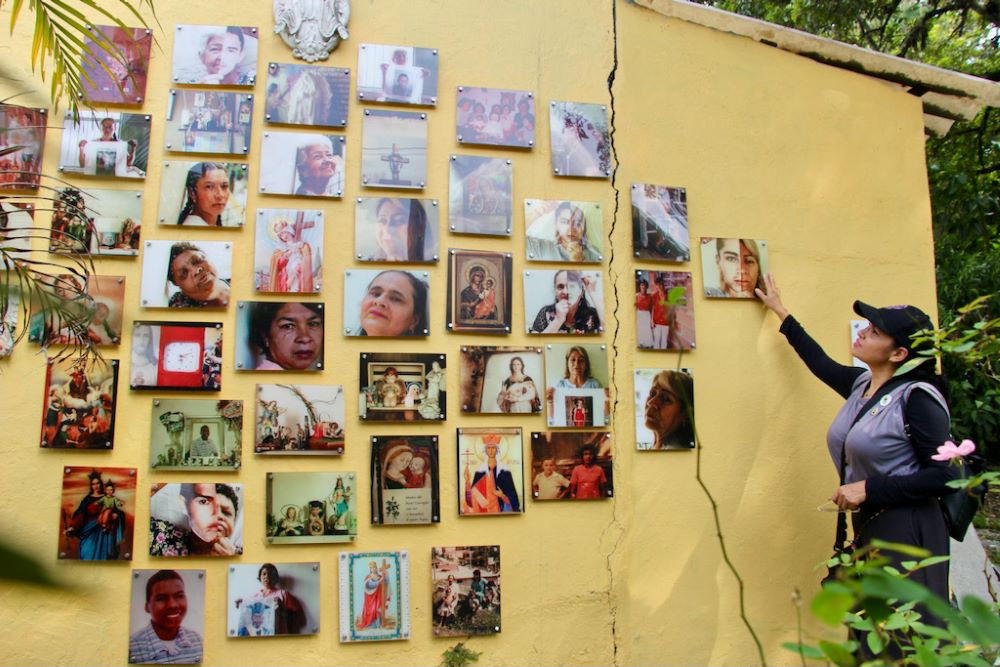 Carmen Jiménez points to the Comuna 13 cemetery's wall of portraits. Carmen Jiménez points to the Comuna 13 cemetery's wall of portraits.