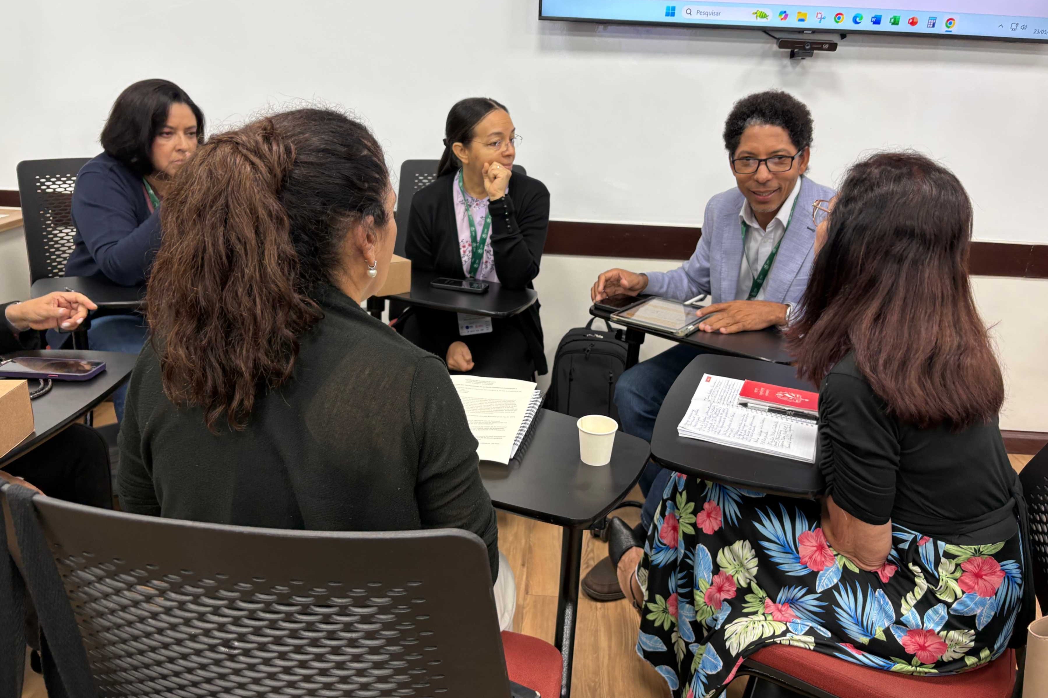 La hermana salesiana Ana Julia Suriel Sánchez (centro), junto con rectores o representantes de universidades, durante las conversaciones sinodales de la Conferencia iberoamericana de Rectores de Universidades en el décimo aniversario de Laudato Si'. (Foto: Luis Donaldo González)