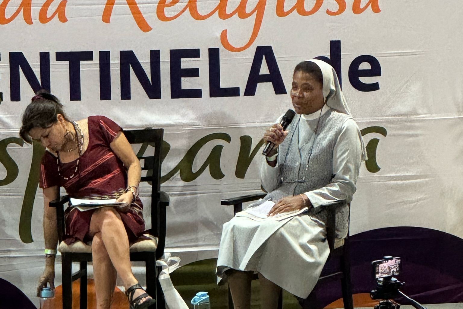 La Hna. Blanca Meza, derecha, de la Congregación Hermanas Misioneras de María Inmaculada y Santa Catalina de Siena en Colombia, compartió el 24 de noviembre del 2024 con miembros del V Congreso Latinoamericano y Caribeño de Vida Religiosa en Córdoba, Argentina, la historia de su pueblo afrocolombiano. (Foto: GSR/Rhina Guidos) La Hna. Blanca Meza, derecha, de la Congregación Hermanas Misioneras de María Inmaculada y Santa Catalina de Siena en Colombia, compartió el 24 de noviembre del 2024 con miembros del V Congreso Latinoamericano y Caribeño de Vida Religiosa en Córdoba, Argentina, la historia de su pueblo afrocolombiano. (Foto: GSR/Rhina Guidos)