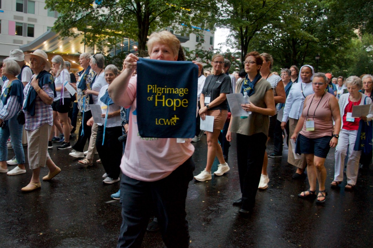 Una participante de la Peregrinación de la Esperanza sostiene un estandarte mientras cientos de hermanas católicas marchan por el centro de Atlanta, Estados Unidos, el 14 de agosto, en el marco de la asamblea anual de LCWR. (Foto: GSR/Dan Stockman) Una participante de la Peregrinación de la Esperanza sostiene un estandarte mientras cientos de hermanas católicas marchan por el centro de Atlanta, Estados Unidos, el 14 de agosto, en el marco de la asamblea anual de LCWR. (Foto: GSR/Dan Stockman)