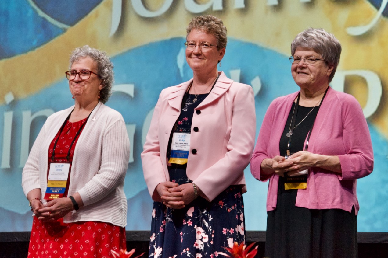 El equipo presidencial 2025-2026 de LCWR, de izquierda a derecha: presidenta electa Hna. Debra Sciano, presidenta Hna. Vicky Larson y presidenta saliente Hna. Kathy Brazda. (Foto: GSR/Dan Stockman) El equipo presidencial 2025-2026 de LCWR, de izquierda a derecha: presidenta electa Hna. Debra Sciano, presidenta Hna. Vicky Larson y presidenta saliente Hna. Kathy Brazda. (Foto: GSR/Dan Stockman)