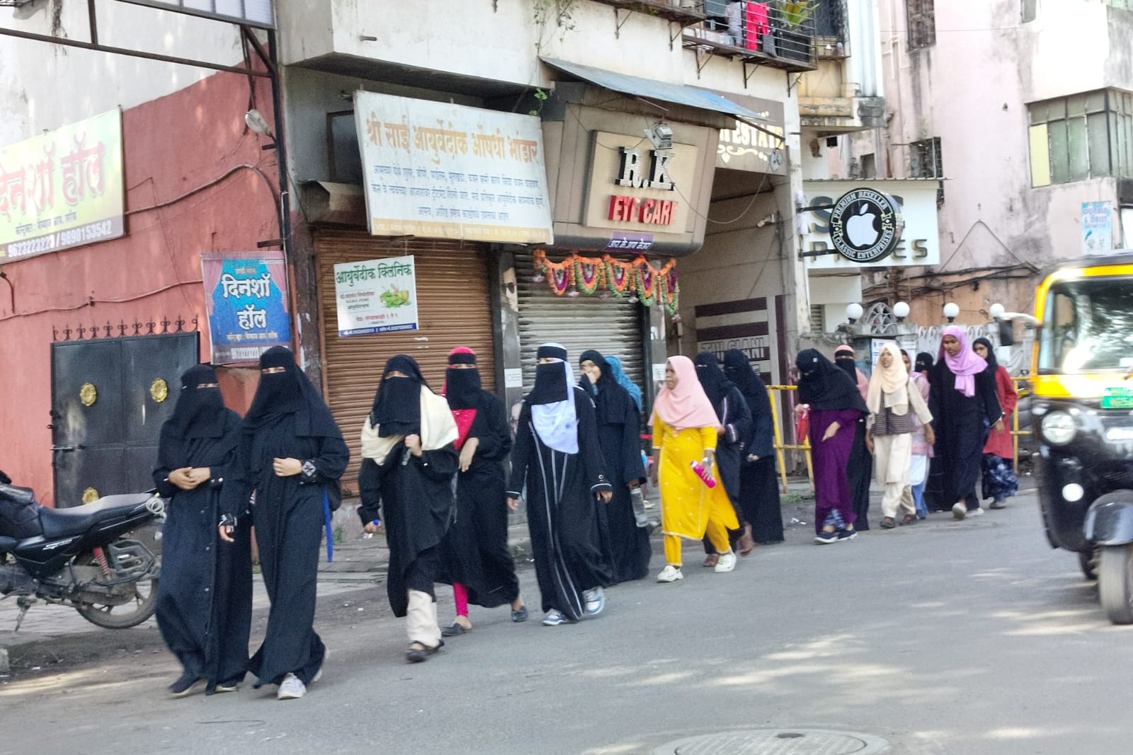En contraste con los debates occidentales sobre el velo islámico, esta imagen de estudiantes musulmanas con burka captura la normalidad con que conviven distintas tradiciones en India. (Foto: Consuelo Vélez)