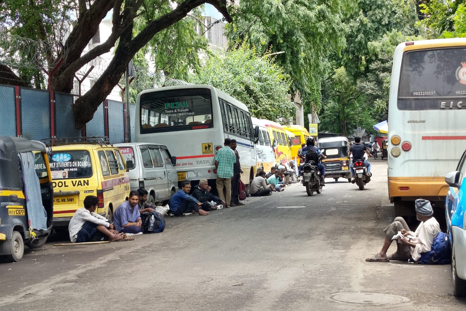 Mendigos a la salida de la  iglesia de San Antonio en Pune: un recordatorio de los retos sociales para las distintas religiones en India. (Foto: Consuelo Vélez)