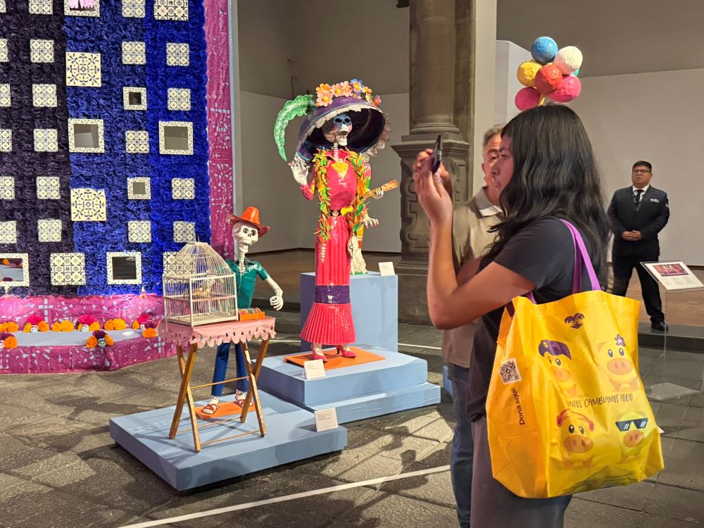 People admire a Dia de los Muertos exhibit in downtown Mexico City. (GSR photo/Helga Leija)