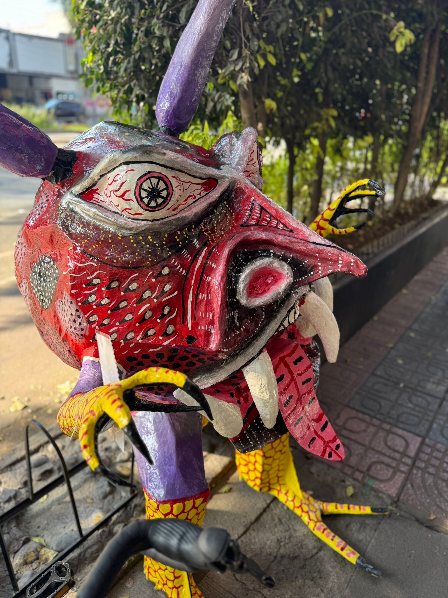 Un alebrije, figura colorida de animal que refleja la dualidad de lo real y lo mítico, se exhibe en el centro de la Ciudad de México durante las celebraciones del Día de los Muertos. (Foto: Helga Leija/GSR en español)