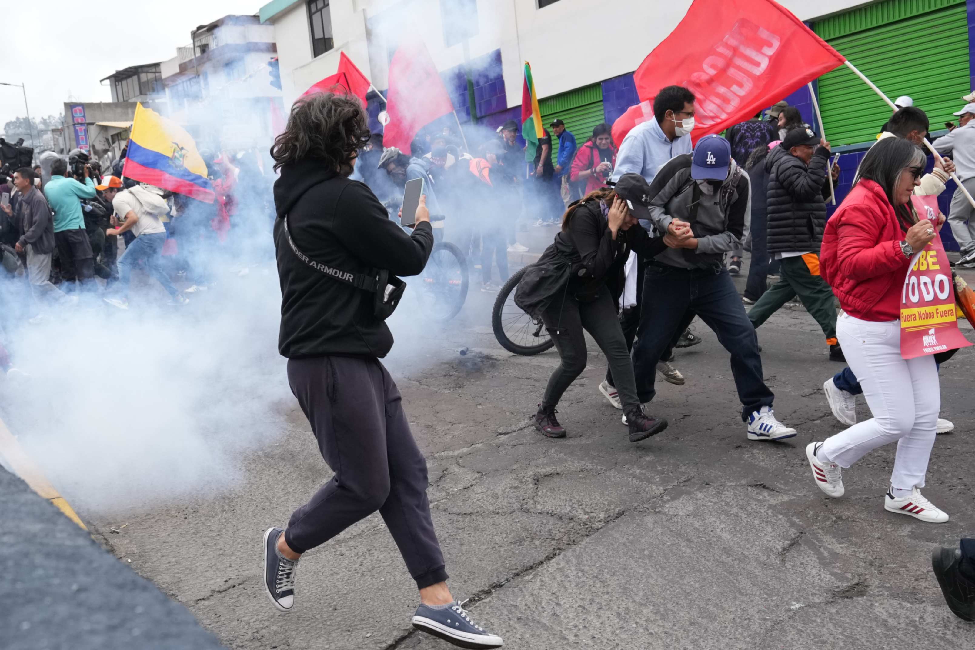 Manifestantes huyen del gas lacrimógeno durante una protesta contra el Gobierno del presidente Daniel Noboa, en Quito, Ecuador, el domingo 12 de octubre de 2025. (Foto: AP/Dolores Ochoa) Manifestantes huyen del gas lacrimógeno durante una protesta contra el Gobierno del presidente Daniel Noboa, en Quito, Ecuador, el domingo 12 de octubre de 2025. (Foto: AP/Dolores Ochoa)