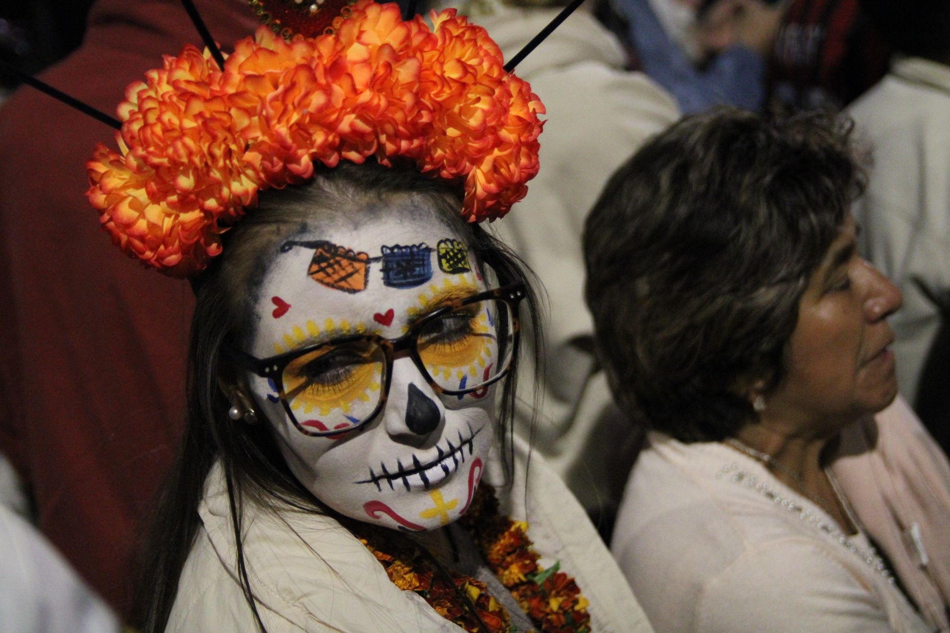 Una mujer con el rostro pintado como La Catrina, personaje mexicano también conocido como La Muerte Elegante, observa el Desfile de las Catrinas el 26 de octubre de 2025 en la Ciudad de México. (Foto: Helga Leija/GSR en español)