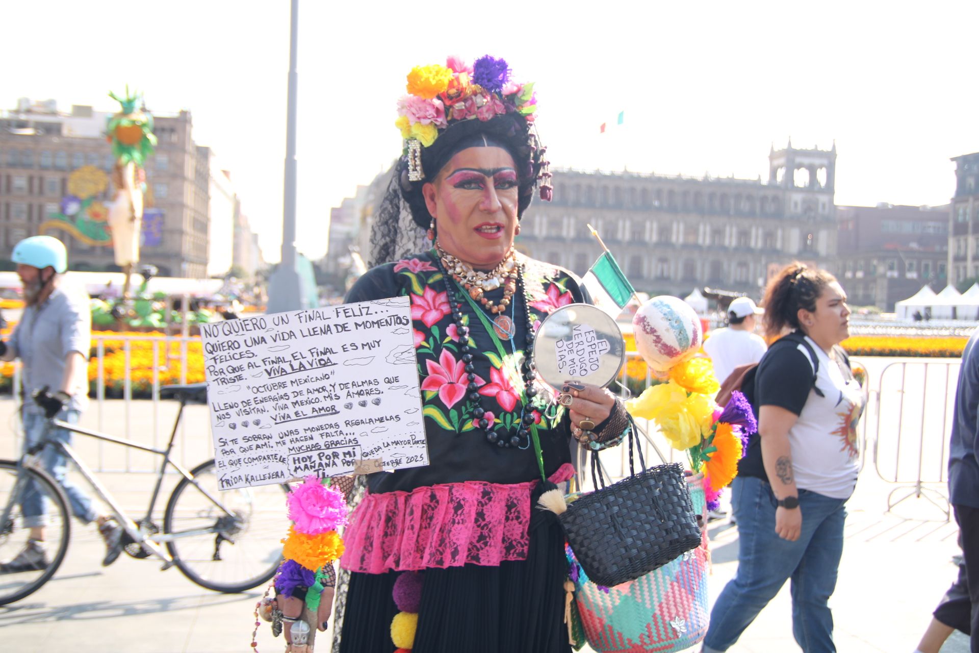 Una mujer trans, disfrazada de Frida Kahlo, sostiene un cartel para pedir "una vida llena de momentos felices" durante el Desfile de las Catrinas el 26 de octubre de 2025 en la Ciudad de México. (Foto: Helga Leija/GSR en español)