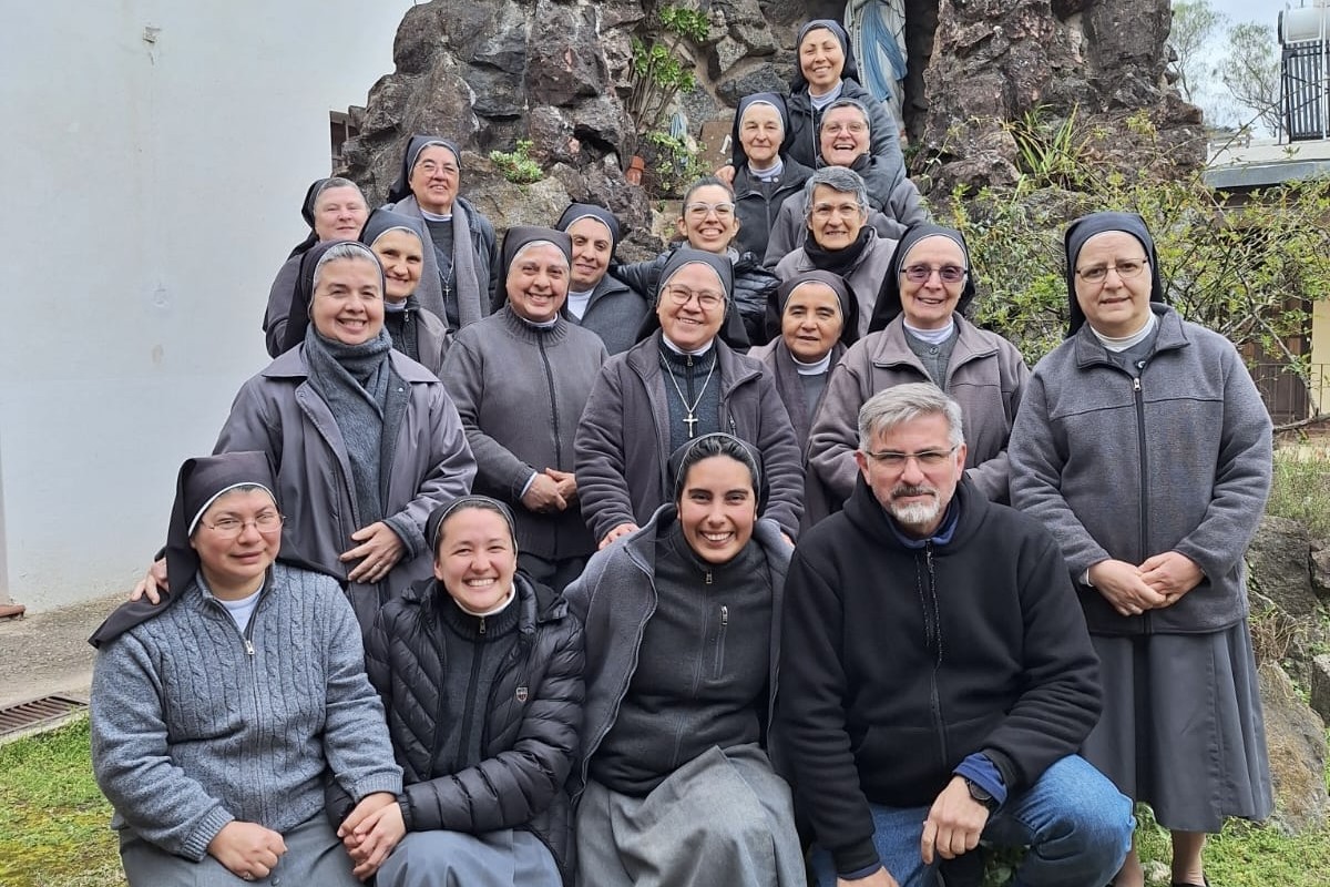 Las panelistas de La Vida de octubre respondieron a esta pregunta: ¿Cuál ha sido el mayor regalo de su vocación? En la imagen: Liliana Graciela Andrada con un grupo de Hermanas Terciarias Misioneras Franciscanas al finalizar los ejercicios espirituales en la Residencia Santísima Trinidad de Agua de Oro. Córdoba, Argentina en el invierno del 2025. (Foto: cortesía Liliana Andrada Las panelistas de La Vida de octubre respondieron a esta pregunta: ¿Cuál ha sido el mayor regalo de su vocación? En la imagen: Liliana Graciela Andrada con un grupo de Hermanas Terciarias Misioneras Franciscanas al finalizar los ejercicios espirituales en la Residencia Santísima Trinidad de Agua de Oro. Córdoba, Argentina en el invierno del 2025. (Foto: cortesía Liliana Andrada