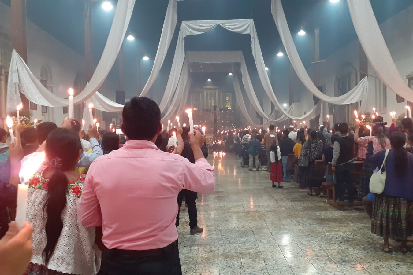 Personas sostienen velas encendidas durante una oración con la cruz maya junto a miembros de la parroquia, el 21 de abril de 2025, en Ciudad de Guatemala. (Foto: Hna. Dora Tupil) Personas sostienen velas encendidas durante una oración con la cruz maya junto a miembros de la parroquia, el 21 de abril de 2025, en Ciudad de Guatemala. (Foto: Hna. Dora Tupil)