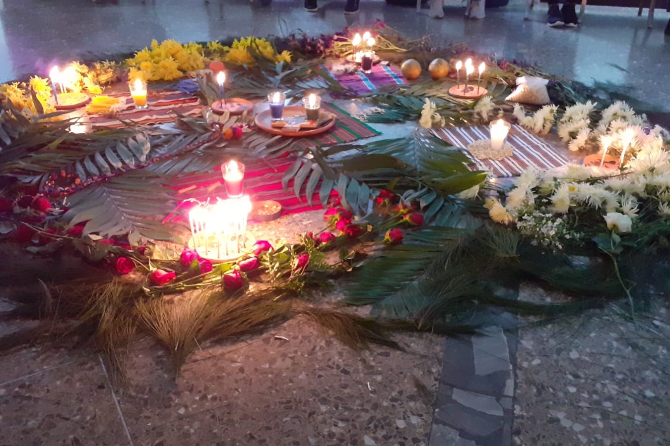 Un altar adornado con palmas, flores y velas encendidas dentro de una iglesia durante un encuentro de mujeres, el 19 de marzo de 2025, en Ciudad de Guatemala. (Foto: Hna. Dora Tupil) Un altar adornado con palmas, flores y velas encendidas dentro de una iglesia durante un encuentro de mujeres, el 19 de marzo de 2025, en Ciudad de Guatemala. (Foto: Hna. Dora Tupil)