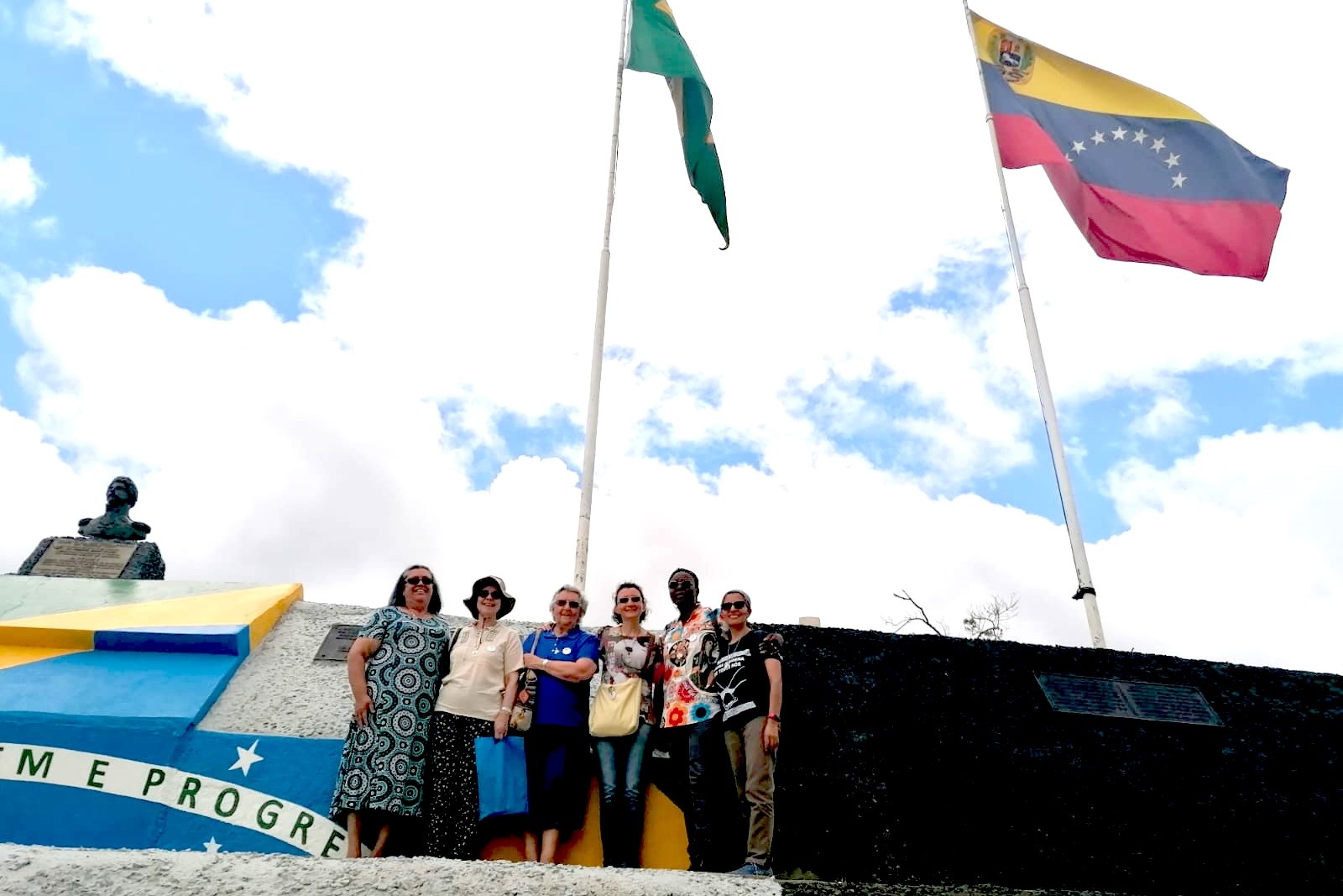 De derecha a izquierda: Hna. Yolanda Olivera, Hna. Clementine Kuaquenda, Hna. Sofía Quintans, Hna. Rosario Sánchez, Hna. Adelaida Palla, de la congregación Franciscana Misionera de la Madre del Divino Pastor, y Hna. María de las Gracias, de la congregación Hermanas de San José, durante una visita a la frontera entre Venezuela y Brasil en diciembre de 2023. (Foto: cortesía Yolanda Olivera) De derecha a izquierda: Hna. Yolanda Olivera, Hna. Clementine Kuaquenda, Hna. Sofía Quintans, Hna. Rosario Sánchez, Hna. Adelaida Palla, de la congregación Franciscana Misionera de la Madre del Divino Pastor, y Hna. María de las Gracias, de la congregación Hermanas de San José, durante una visita a la frontera entre Venezuela y Brasil en diciembre de 2023. (Foto: cortesía Yolanda Olivera)
