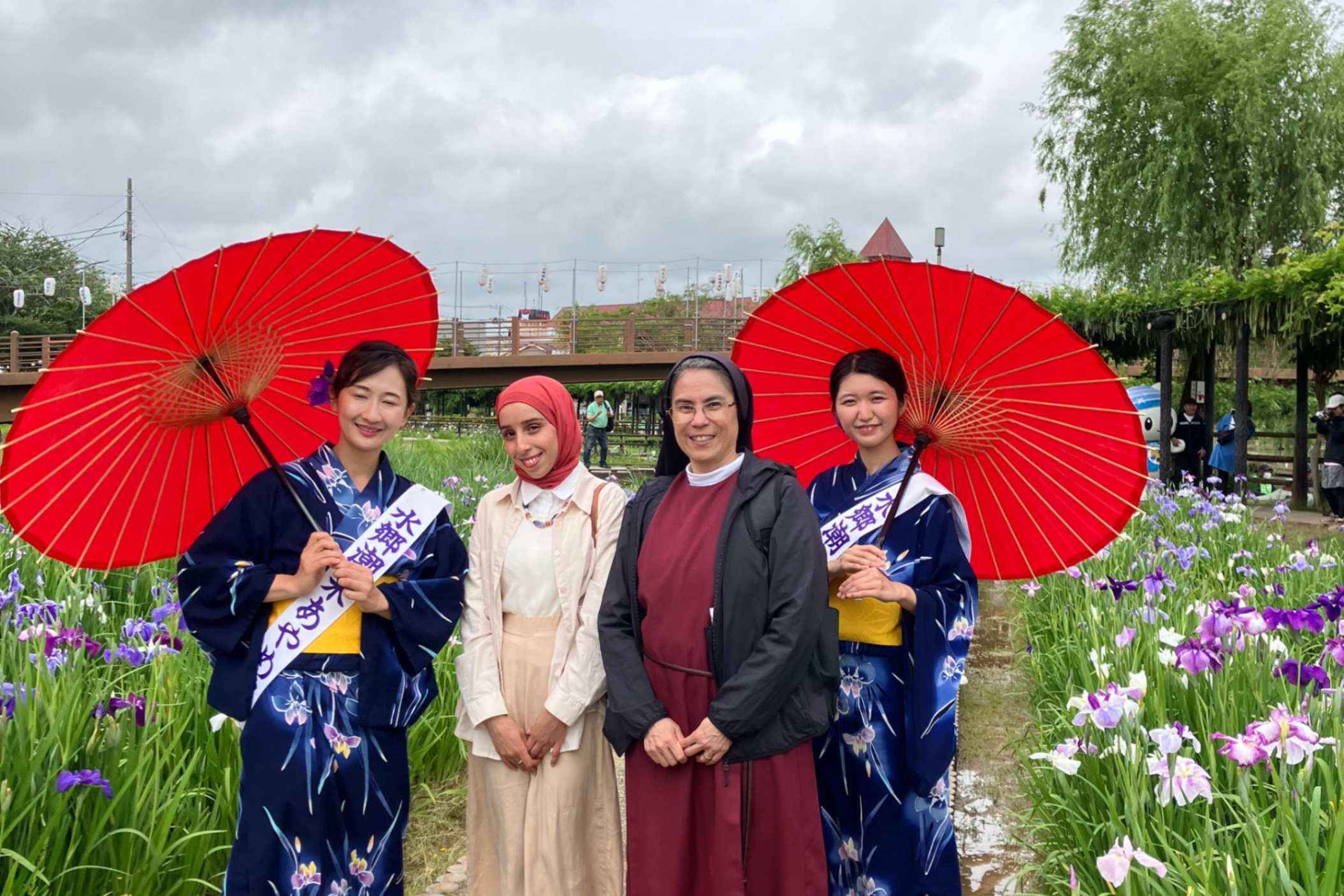 La Hna. Aurora Becerra Guzmán, de la Congregación de las Misioneras Eucarísticas de la Santísima Trinidad, junto con la joven Ihssane Boubssila, musulmana originaria de Marruecos, participa en el paseo escolar al Festival del Iris en la ciudad de Itako, organizado por el Centro Internacional de Mito, donde ambas estudian japonés. (Foto: cortesía Hna. Aurora Becerra)