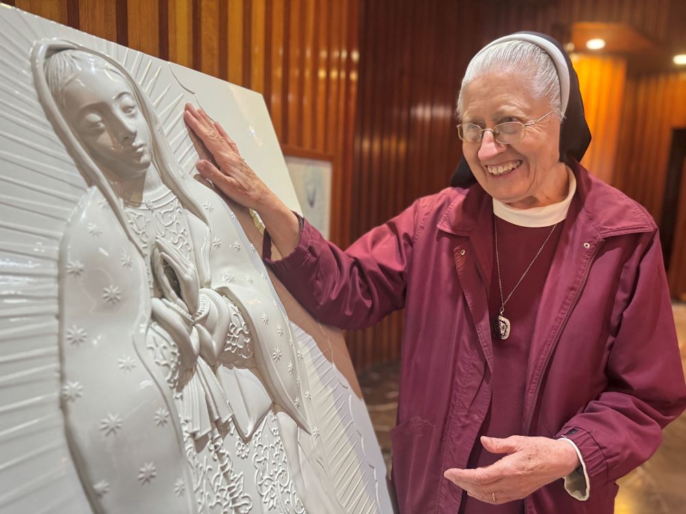 Hna. María Celina Mota Campos se acerca a una escultura para personas invidentes en la Basílica de Nuestra Señora de Guadalupe en la Ciudad de México, el 6 de noviembre de 2025.
