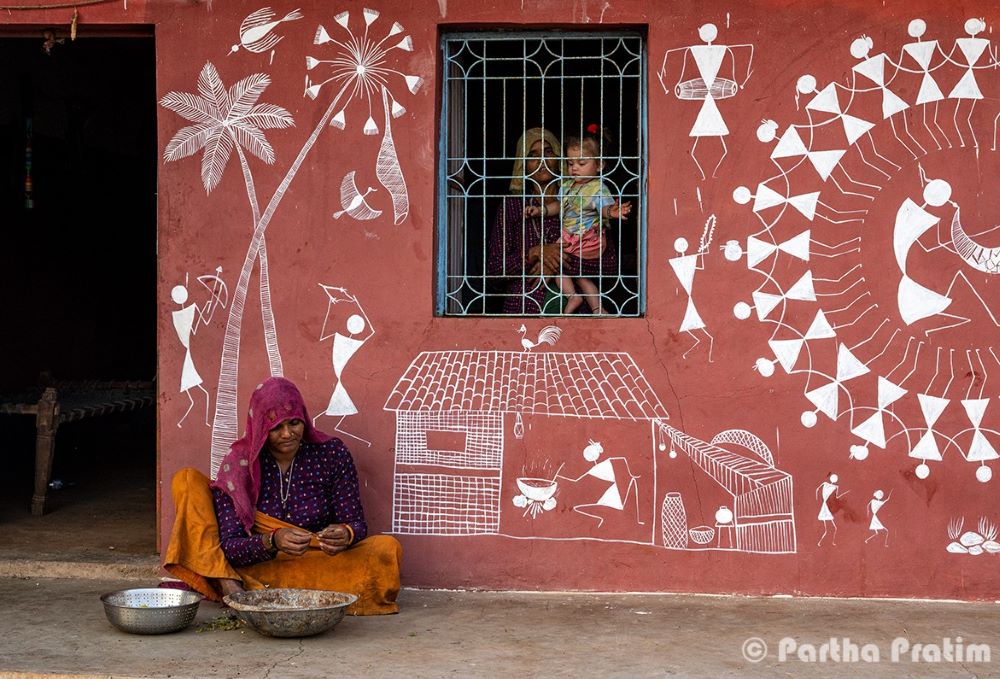 Warli painting is a traditional tribal art form from Maharashtra, India. (Wikimedia Commons/Sahakol41)