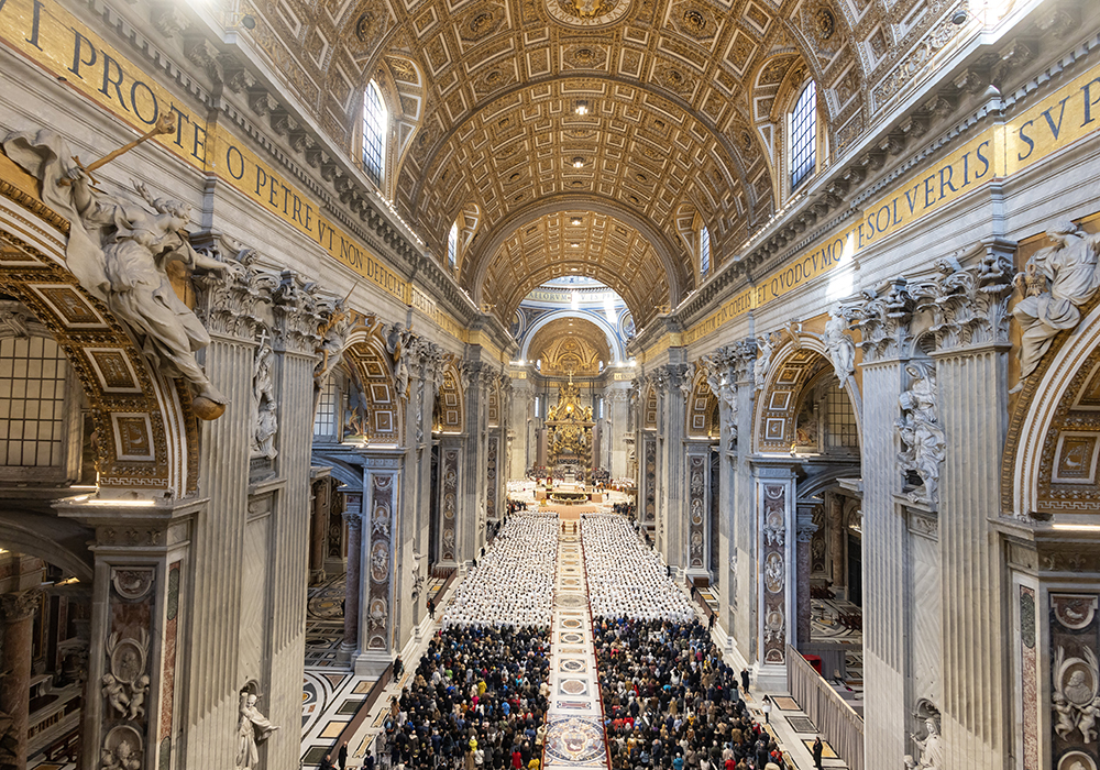 Diáconos vestidos de blanco, con sus familias y el público detrás de ellos, asisten a una misa de ordenación diaconal en la Basílica de San Pedro, celebrada durante el Jubileo de los Diáconos en el Vaticano el 23 de febrero de 2025. (Foto: CNS/Pablo Esparza)