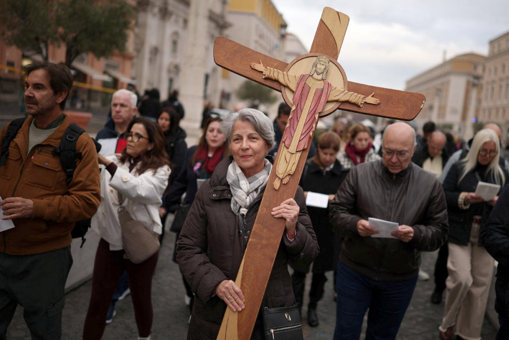 Una peregrina lleva un crucifijo en Roma, cerca de la plaza de San Pedro del Vaticano, el 4 de diciembre de 2025, después de que una comisión de alto nivel del Vaticano votara en contra de ordenar a mujeres católicas como diaconisas, al tiempo que apoyaba más estudios sobre el tema, según un informe dirigido al papa León XIV y publicado por el Vaticano ese mismo día. (Foto: OSV News/Reuters/Guglielmo Mangiapane)