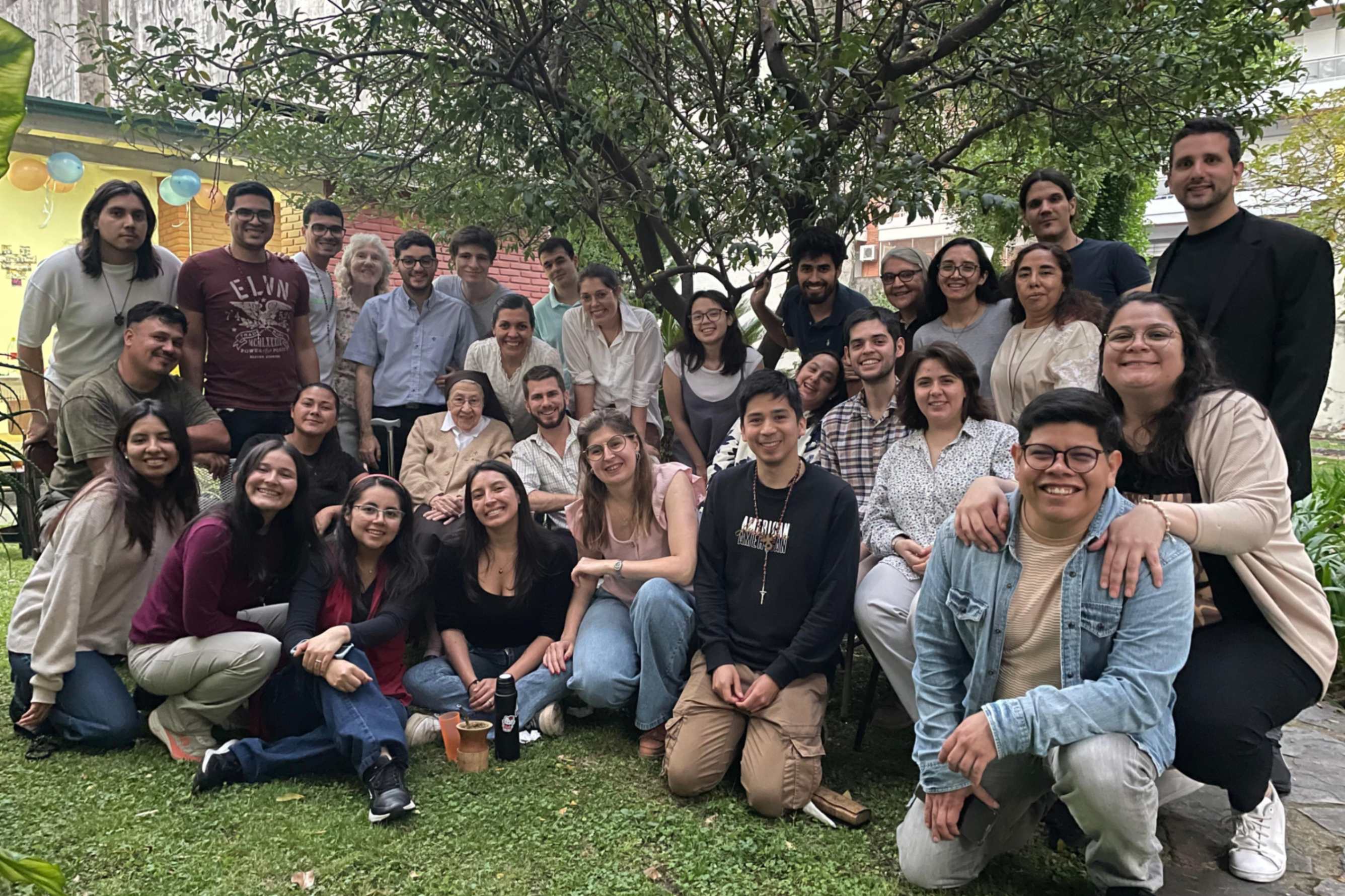 Los jóvenes migrantes, que persiguen un sueño lejos de su país, nos recuerdan que invitar a Jesús a nuestra casa implica acoger a quienes más lo necesitan, afirma la Hna. Paola Zapata. (Foto: cortesía Paola Zapata)