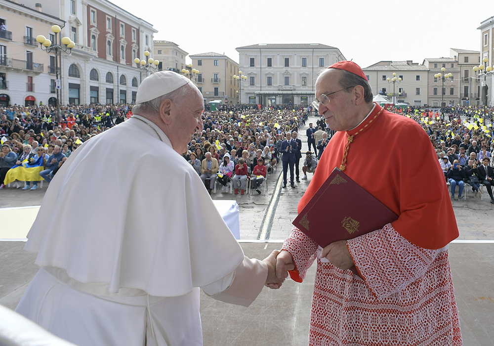 El papa Francisco saluda al cardenal Giuseppe Petrocchi de L'Aquila durante un encuentro en la Piazza Duomo de L'Aquila, Italia, el 28 de agosto de 2022. (Foto: CNS/Vatican Media)