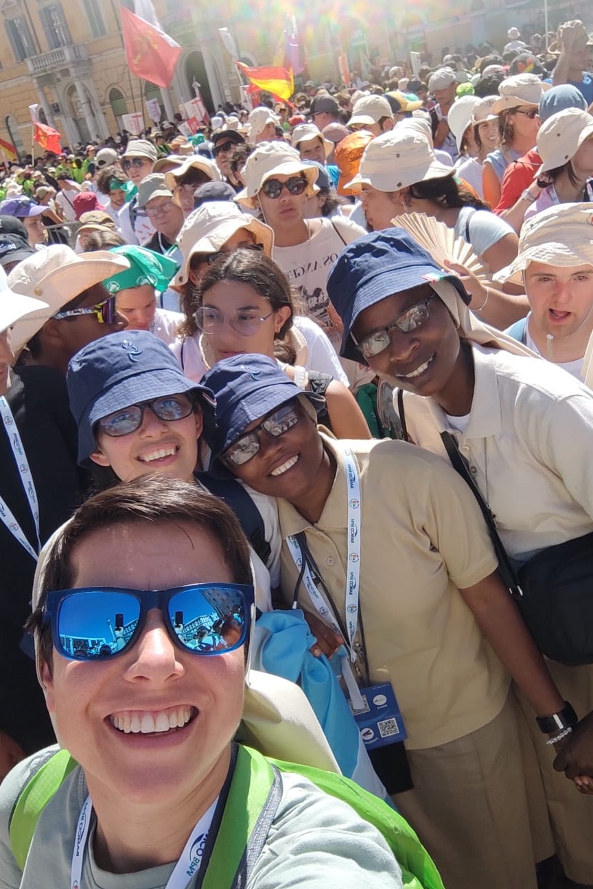 Las hermanas Loredana Boniotti, Maite Fernández, Solange Bulangalire y Jeanine Habarugira, de la congregación de las Hermanas Doroteas de Cemmo, ingresan por la Puerta Santa de la basílica de Santa María la Mayor, en Roma, en el contexto del Jubileo de los Jóvenes en agosto de 2025. (Foto: cortesía Loredana Boniotti)