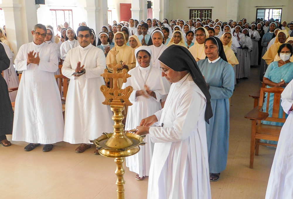 Sr. Ardra Kuzhinapurathu of the Sisters of the Imitation of Christ opens a leadership training for the members of the Kerala Conference of Major Superiors in 2023. (Courtesy of Ardra Kuzhinapurathu)