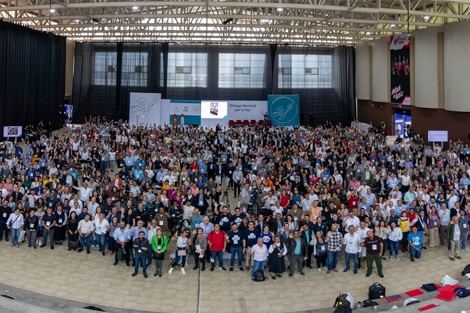 Primer Diálogo Nacional por la Paz, celebrado del 21 al 23 de septiembre de 2023 en la Universidad Iberoamericana Puebla, México, con el objetivo de generar un espacio plural e incluyente de diálogo sobre seguridad y construcción de paz. El encuentro, en el que participó la Hna. Enedina Juárez, fue convocado por la Conferencia del Episcopado Mexicano, la Conferencia de Superiores Mayores de México, la Dimensión Episcopal para los Laicos y la Provincia Mexicana de la Compañía de Jesús. (Foto: cortesía Enedin