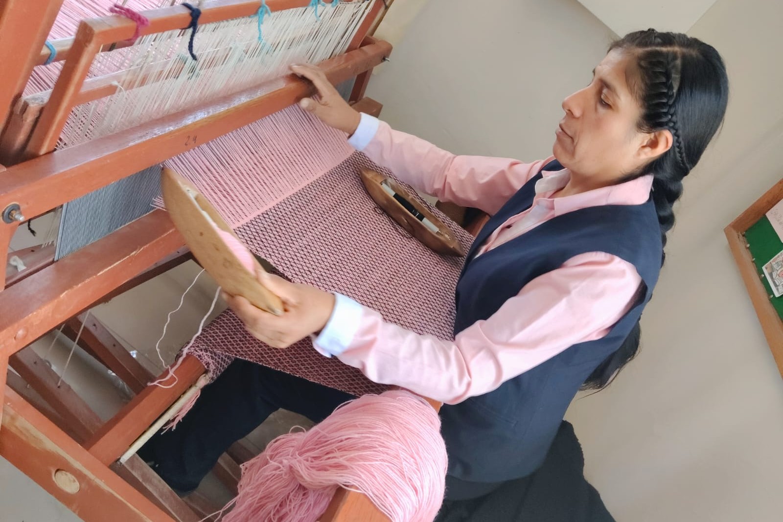 Una madre trabaja en el taller de tejeduría del Centro de Educación Técnico Productivo Beata María Asunta, dirigido por las Hermanas Dominicas de la Doctrina Cristiana en Arequipa, Perú. (Foto: cortesía Ingrid Zhamaira Cortés Urbina)