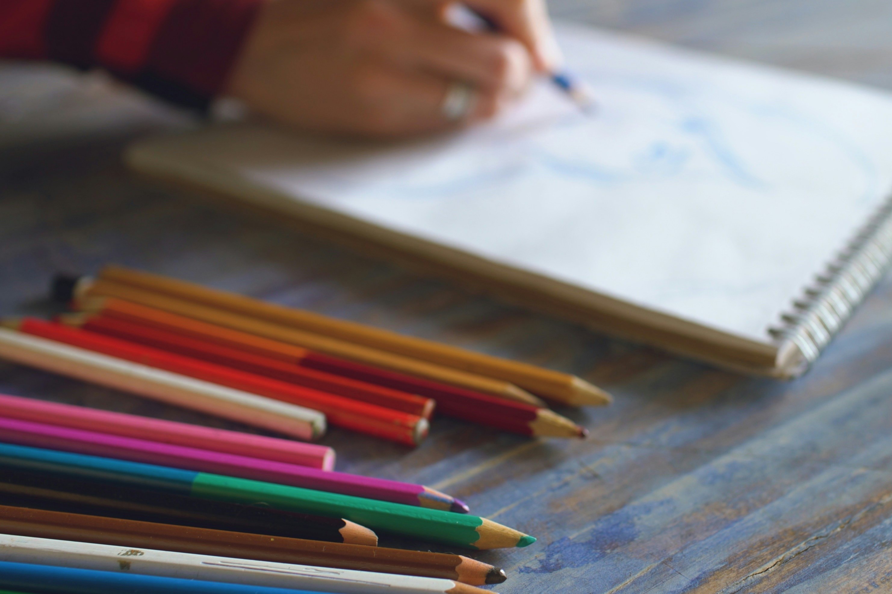 Lápices y un trazo en proceso evocan el discernimiento interior: elegir, proyectar y dejar que el sentido se vaya dibujando con el tiempo. (Foto: Unsplash/Vitaly Gariev)