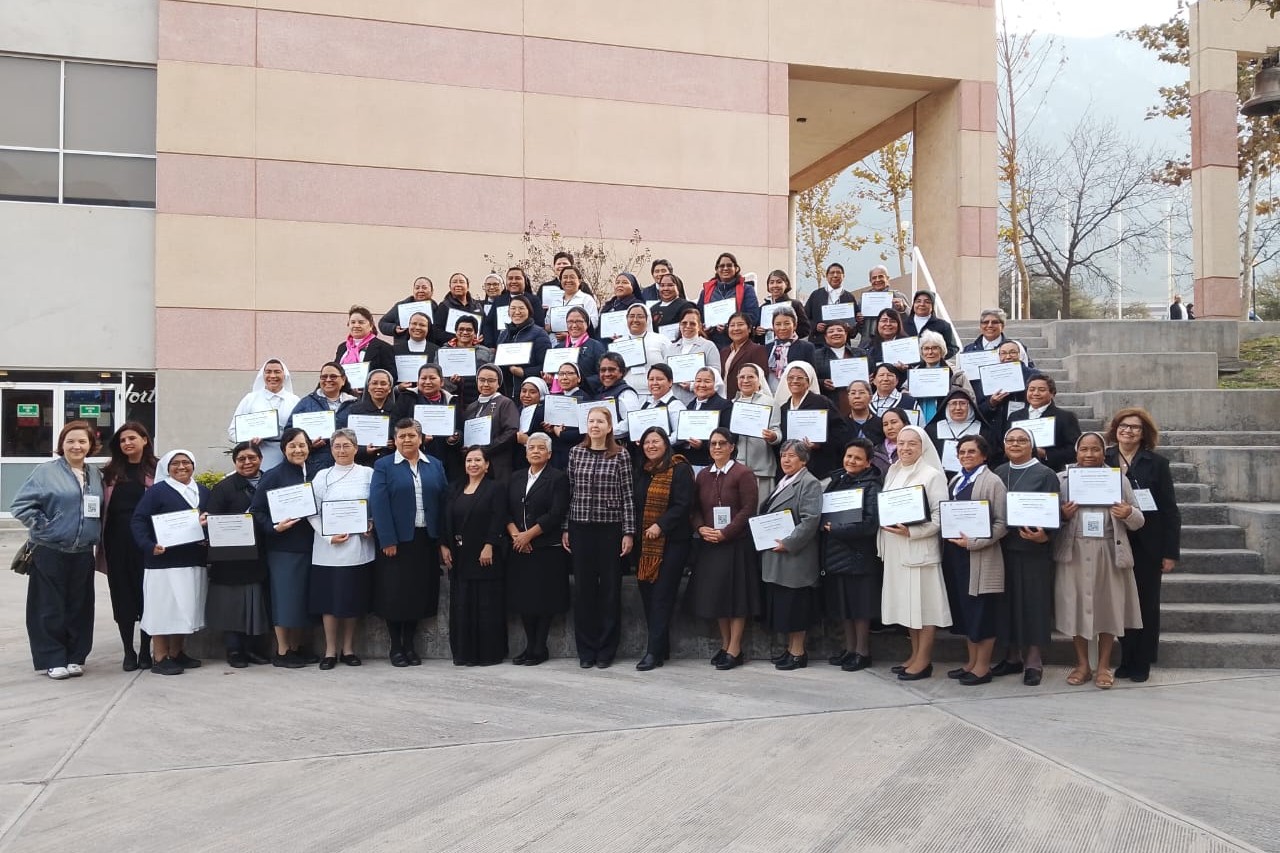 Religiosas muestran sus certificados al cierre del Congreso Internacional SLDI: Liderazgos que Inspiran, Redes de Esperanza y Servicio, el 29 de enero de 2026 en el Teatro de la Universidad de Monterrey, en Nuevo León, México. El encuentro reunió a participantes de más de 60 congregaciones de México, Estados Unidos y América Latina para fortalecer el liderazgo social y el servicio a poblaciones vulnerables. (Foto: cortesía SLDI, Universidad de Monterrey. México) 