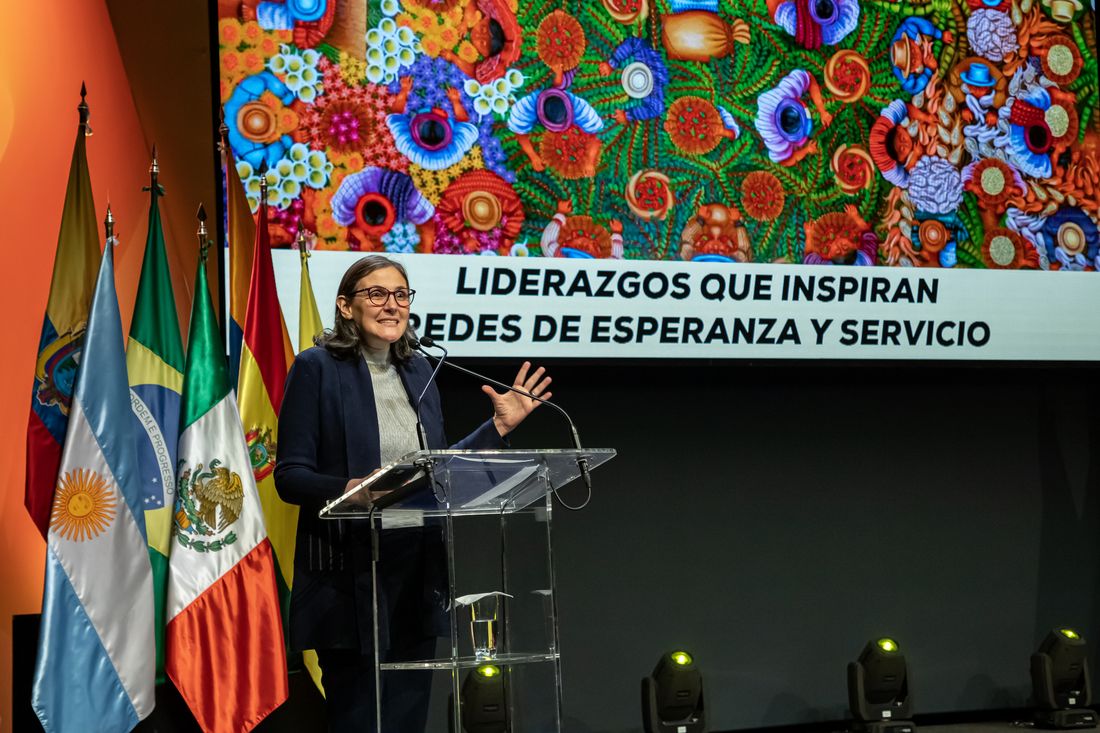 Hna. Gloria Liliana Franco Echeverri, de la Orden de la Compañía de María Nuestra Señora y expresidenta de la Confederación Latinoamericana y Caribeña de Religiosos (CLAR),  invitó a ejercer un liderazgo evangélico —basado en la vocación, la humildad, la escucha y el discernimiento— durante la conferencia inaugural del Congreso Internacional SLDI: Liderazgos que Inspiran, Redes de Esperanza y Servicio, el 28 de enero de 2026 en el Teatro de la Universidad de Monterrey, en Nuevo León, México. (Foto: cortesía