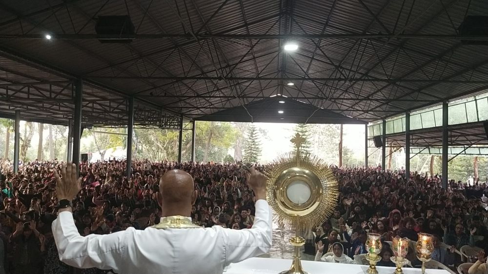 Retreat participants pray in adoration before the Blessed Sacrament at Holy Redeemer Retreat Centre in Umroi, Shillong, India, Feb. 14, 2025. (Courtesy of Agnes Rungsang)