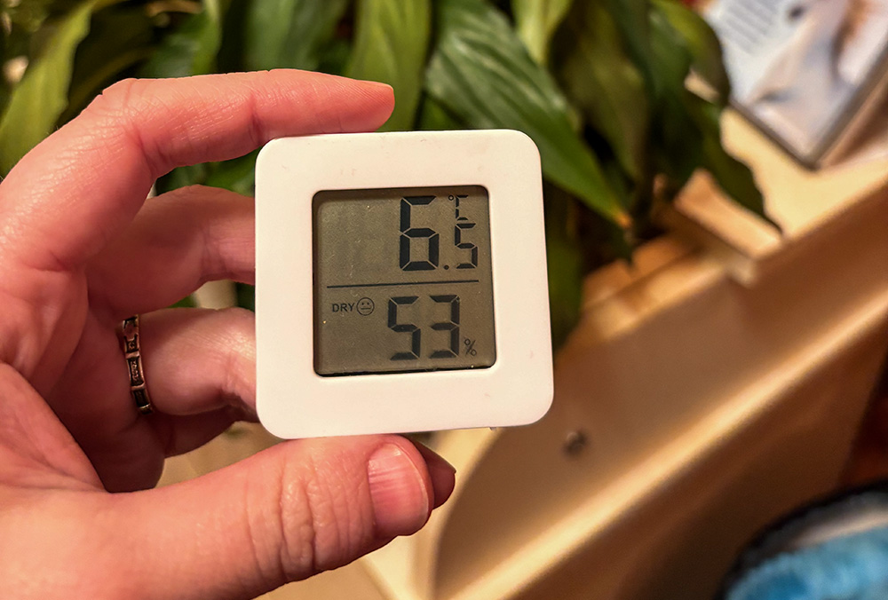The current temperature inside an apartment in Kyiv, Ukraine, where many homes remain without heat after Russian attacks on heating facilities (Courtesy of Olga Shapoval)